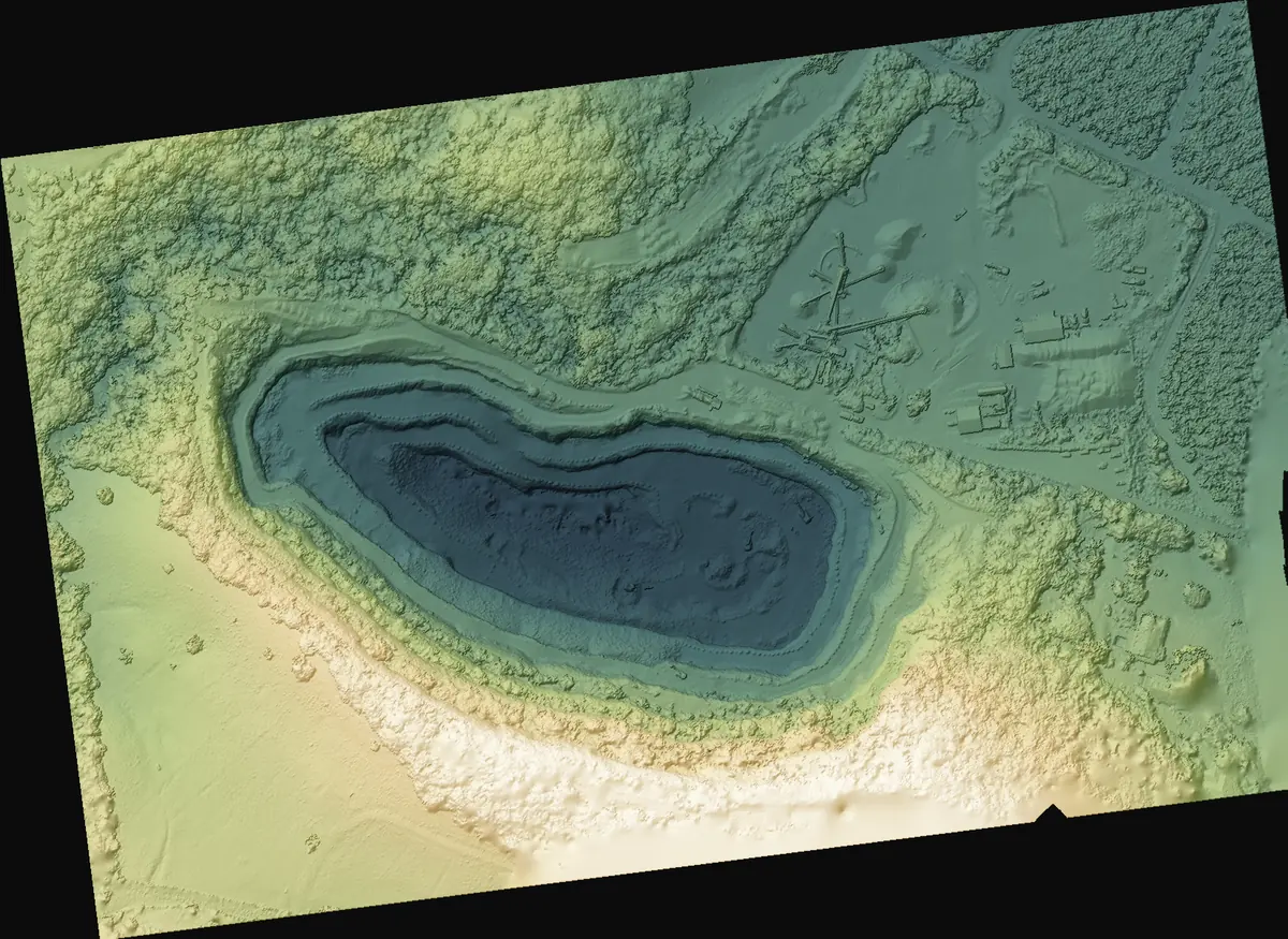 Modèle numérique de terrain CARIGE d'une carrière — relief ombré, support des cubatures. Martinique.
